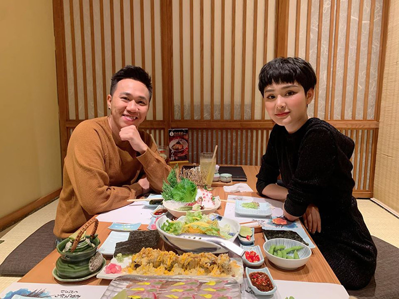 Năm 2019, Anh Đức - Hiền Hồ liên tục được người hâm mộ và đồng nghiệp ghép đôi. Mới đây, Hiền Hồ đã mời Anh Đức đi ăn sau khi thua kèo với Trường Giang.