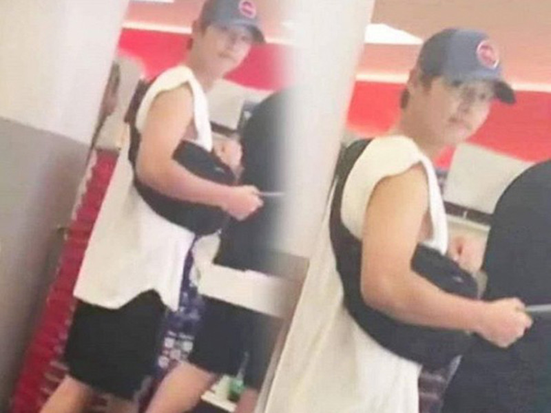 Chồng cũ của Song Hye Kyo thi thoảng cùng gia đình đi du lịch.