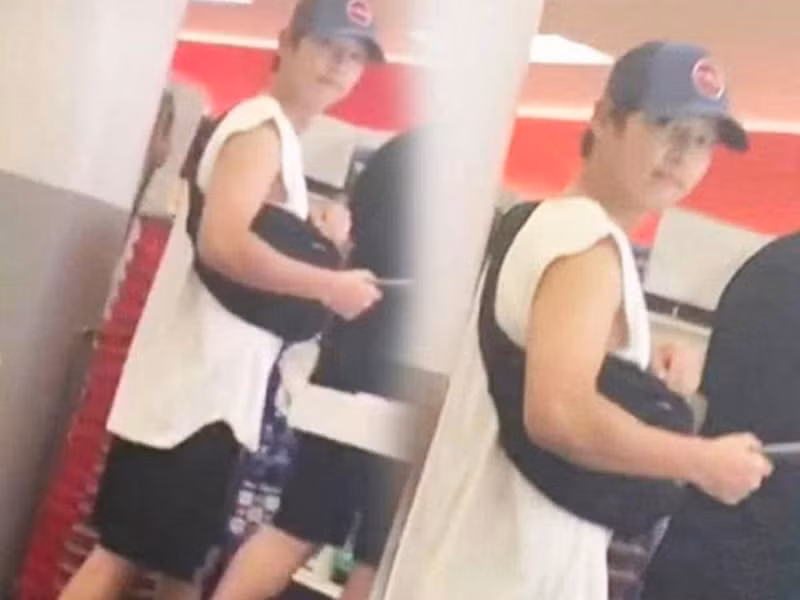 Chồng cũ của Song Hye Kyo thi thoảng cùng gia đình đi du lịch.