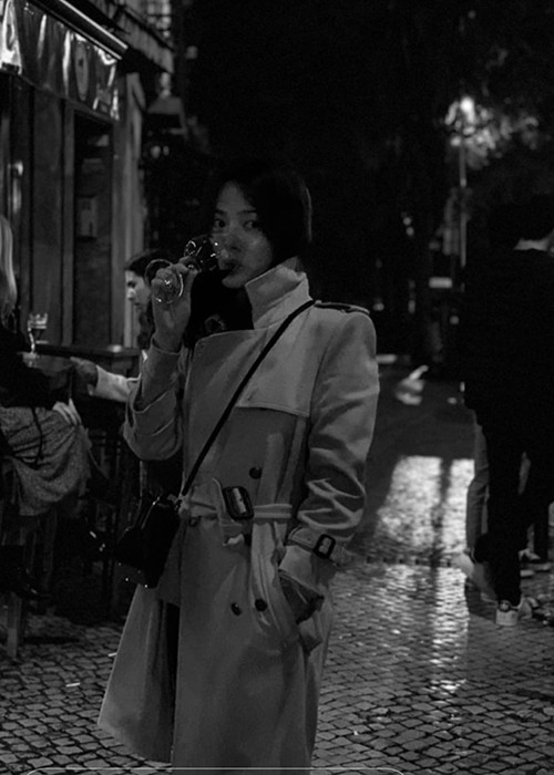 Nữ diễn viên tận hưởng cuộc sống vui vẻ, thoải mái mặc kệ những đồn đoán về mối quan hệ với chồng cũ hay người tình tin đồn Park Bo Gum.