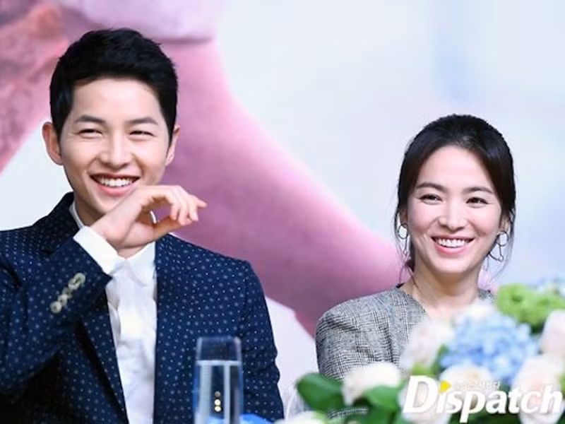 Song Joong Ki và Song Hye Kyo tuyên bố ly hôn vào tháng 6. 1 tháng sau đó, cả hai chính thức đường ai nấy đi.