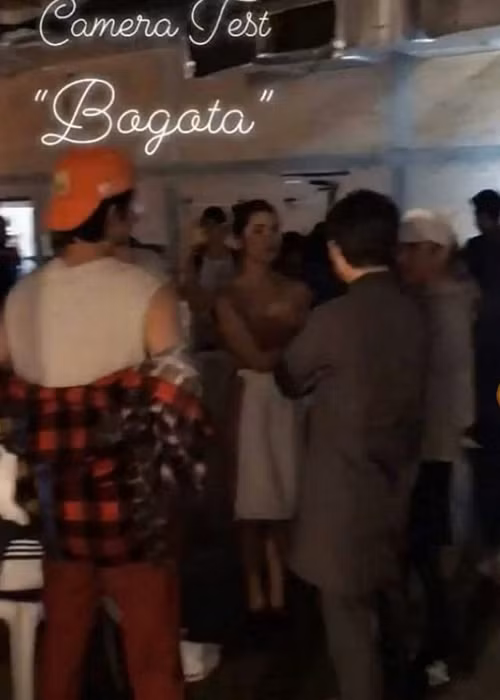 Trong một tháng qua, Song Joong Ki quay phim tại Colombia. Hiện tại, anh trở về Hàn Quốc đón Giáng sinh cùng gia đình.