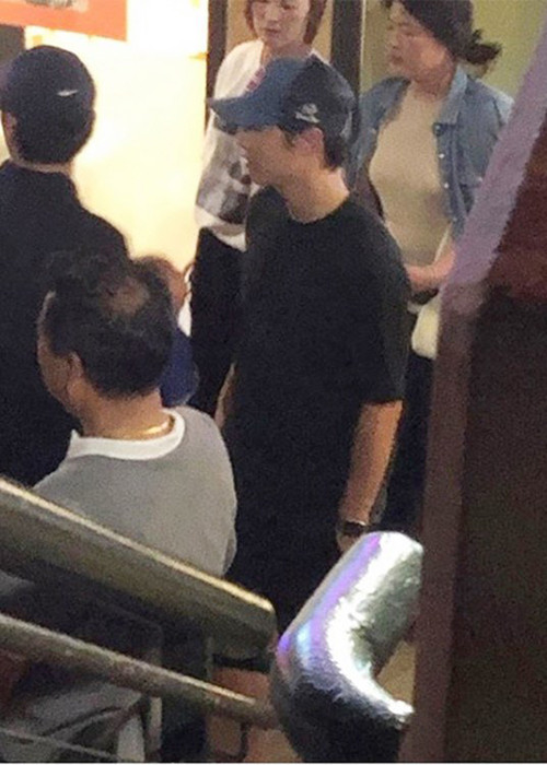 Hình ảnh Song Joong Ki trong chuyến nghỉ dưỡng cùng gia đình tại Hawaii vào tháng 11/2019.