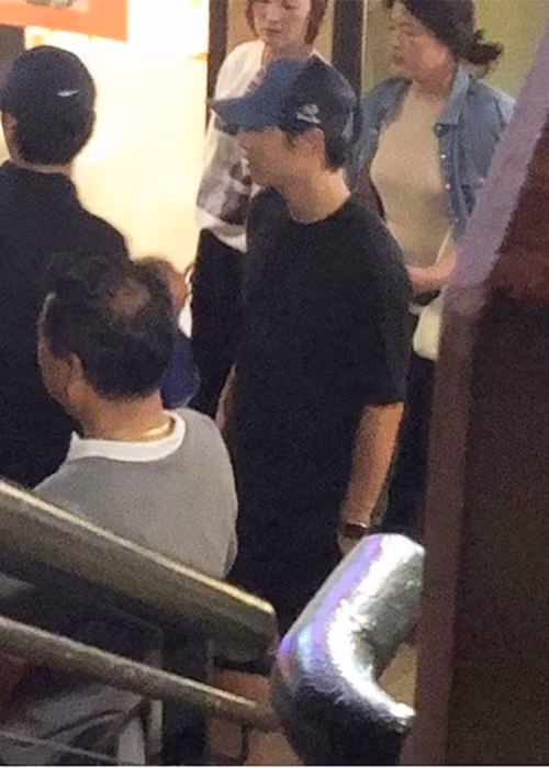 Hình ảnh Song Joong Ki trong chuyến nghỉ dưỡng cùng gia đình tại Hawaii vào tháng 11/2019.