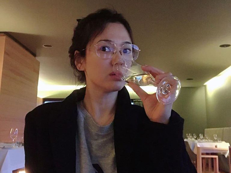 Hậu ly hôn, Song Hye Kyo chăm chỉ tham gia các sự kiện nhưng chưa nhận lời đóng phim.