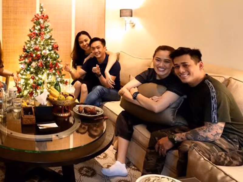 Cặp đôi luôn dính như sam trong những lần đi gặp gỡ bạn bè.