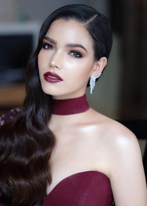 Đối thủ của Hoàng Thùy mang dòng máu lai Thái Lan, Canada và Trung Quốc.