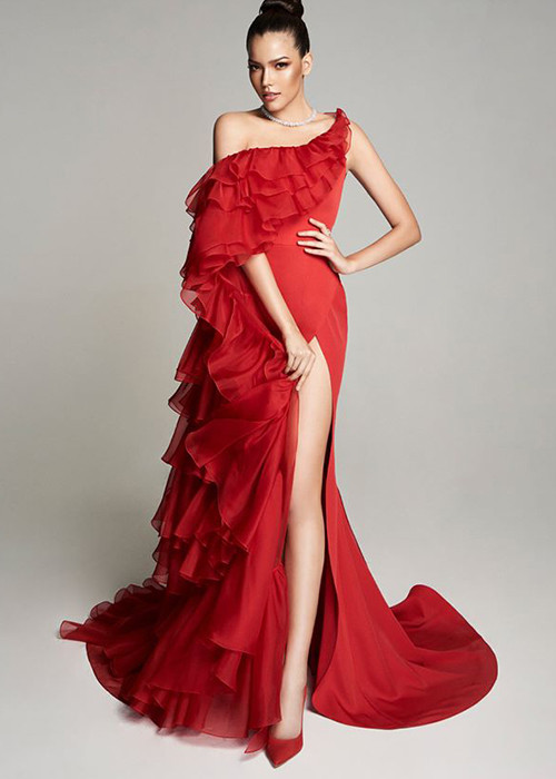 Fahsai có vẻ đẹp lai cuốn hút, đặc biệt là xương gò má cao và đôi mắt xanh như phụ nữ Latin.