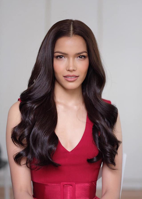 Ngoài ra, cô còn có bằng cử nhân ngành Cơ thể động lực học của Đại học Calgary tại Canada.