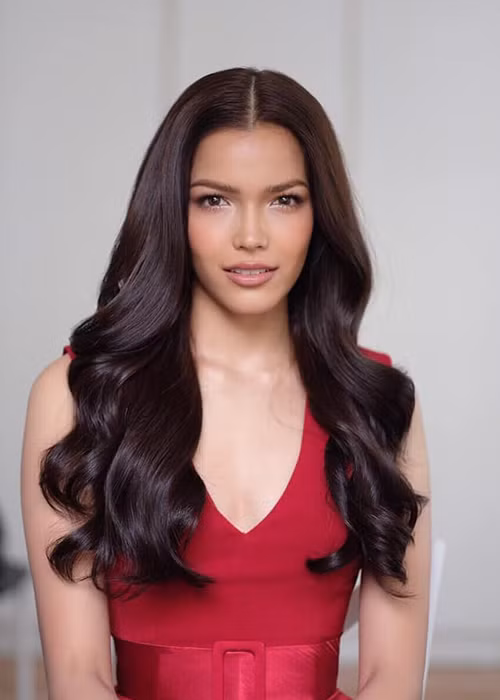 Ngoài ra, cô còn có bằng cử nhân ngành Cơ thể động lực học của Đại học Calgary tại Canada.