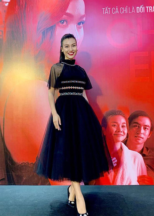 Phía Hoàng Oanh phủ nhận tin đồn bầu bí của nữ MC. Dẫu vậy, nhiều khán giả vẫn không khỏi thắc mắc lý do Hoàng Oanh cố giấu vòng 2.