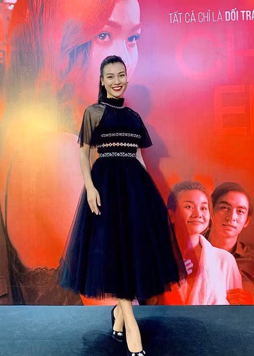 Phía Hoàng Oanh phủ nhận tin đồn bầu bí của nữ MC. Dẫu vậy, nhiều khán giả vẫn không khỏi thắc mắc lý do Hoàng Oanh cố giấu vòng 2.