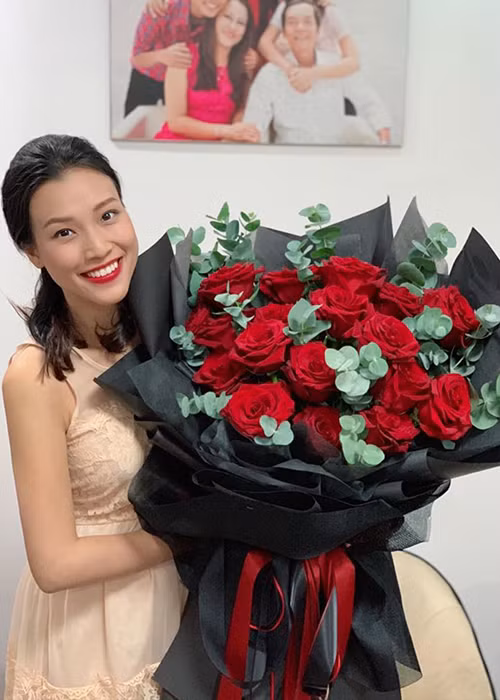 Hoàng Oanh liên tục diện trang phục khéo giấu vòng 2.