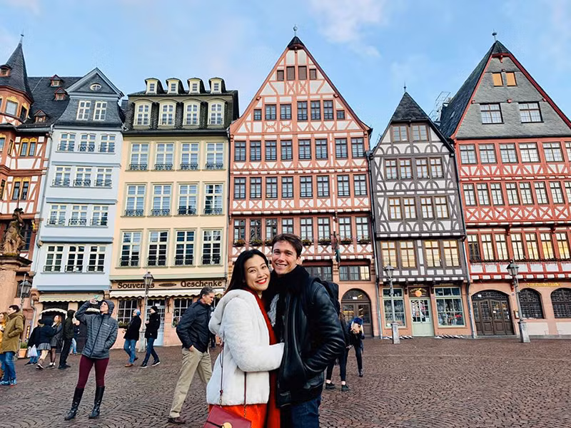 MC Hoang Oanh khoe anh trang mat ngot ngao ben chong Tay o Duc