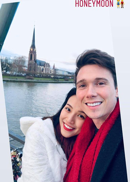 Khoảnh khắc tình tứ của Hoàng Oanh bên ông xã ngoại quốc nhận được sự chú ý của người hâm mộ.