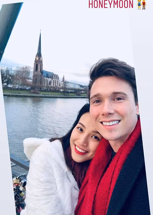 Khoảnh khắc tình tứ của Hoàng Oanh bên ông xã ngoại quốc nhận được sự chú ý của người hâm mộ.