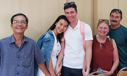 Cách đây ít lâu, Hoàng Oanh tiễn chồng trở lại Singapore làm việc, bố mẹ chồng về Mỹ.