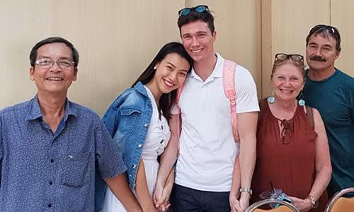 Cách đây ít lâu, Hoàng Oanh tiễn chồng trở lại Singapore làm việc, bố mẹ chồng về Mỹ.