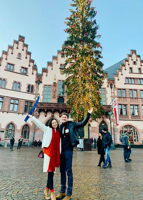 "Mong chúng ta mãi hạnh phúc bên những người thân yêu nhé. Chuyến hành trình trăng mật của tụi mình bắt đầu ở Đức mọi người ơi. Châu Âu giờ lạnh lắm chỉ 1 độ C thôi, may mà có gấu", Hoàng Oanh hạnh phúc chia sẻ về chuyến đi.
