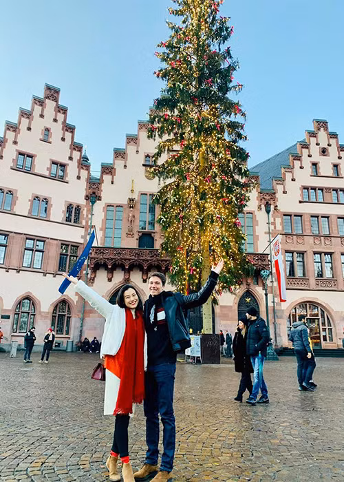 "Mong chúng ta mãi hạnh phúc bên những người thân yêu nhé. Chuyến hành trình trăng mật của tụi mình bắt đầu ở Đức mọi người ơi. Châu Âu giờ lạnh lắm chỉ 1 độ C thôi, may mà có gấu", Hoàng Oanh hạnh phúc chia sẻ về chuyến đi.