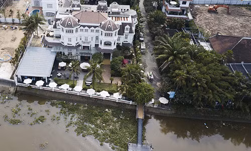 Chu tich quan 2 than kho xu cong trinh chiem bo song Sai Gon