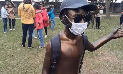 Phan cam deo khau trang, kinh den cho tuong o den tho Trang trinh Nguyen Binh Khiem