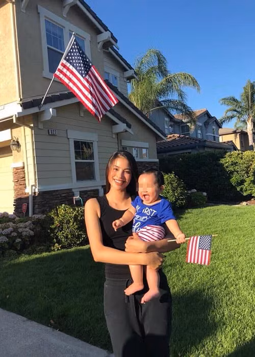 Sau khi công khai có con, Phạm Hương vướng nghi vấn lộ ảnh cận mặt con trai. Hiện tại, người đẹp chưa lên tiếng về cậu nhóc trong bức ảnh được lan truyền có phải là bé Maximus hay không.