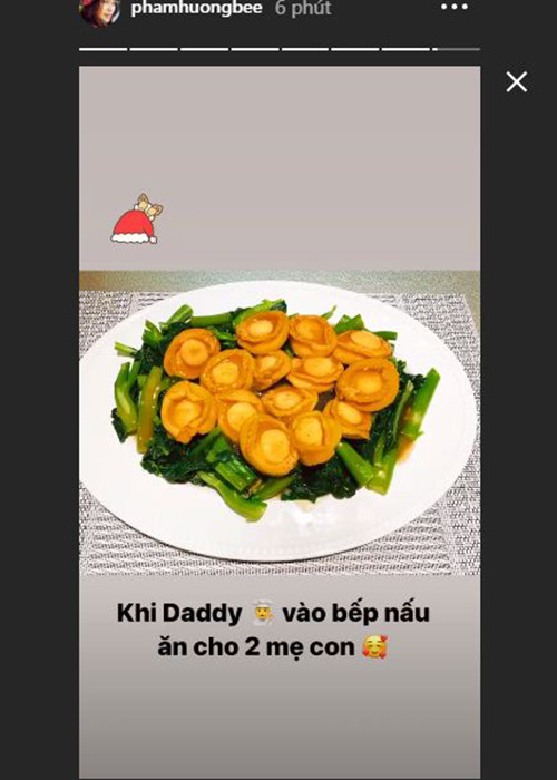 Ngoài ra, Phạm Hương còn khoe bố của con trai vào bếp nấu ăn.