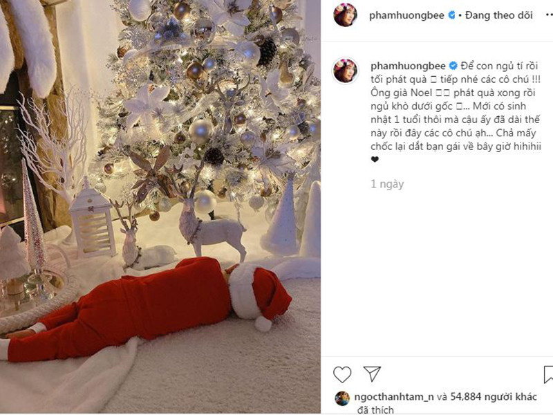 Bé Maximus không chỉ thích đàn mà còn sở hữu đôi chân dài giống mẹ.