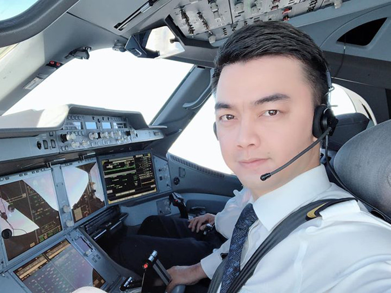 Người lái chiếc phi cơ chở U22 Việt Nam về nước là gương mặt không quá xa lạ với khán giả.