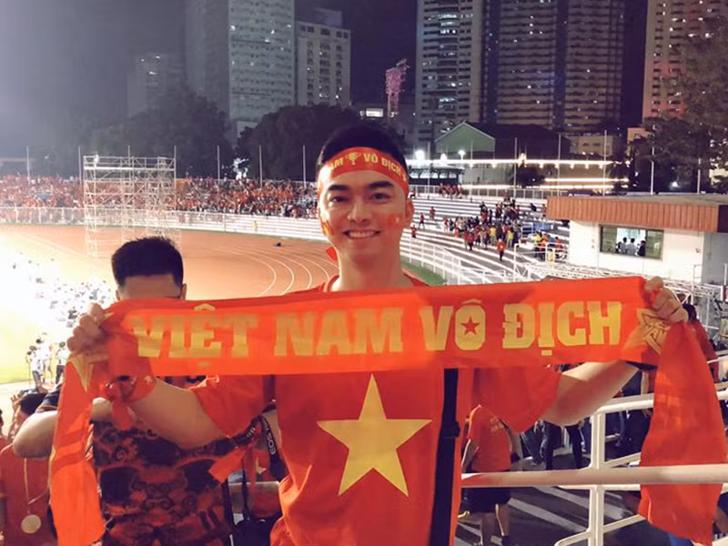 Mới đây, nghệ sĩ Hương Dung tiết lộ Hà Duy - con trai của nữ nghệ sĩ sẽ lái phi cơ chở U22 Việt Nam về nước.