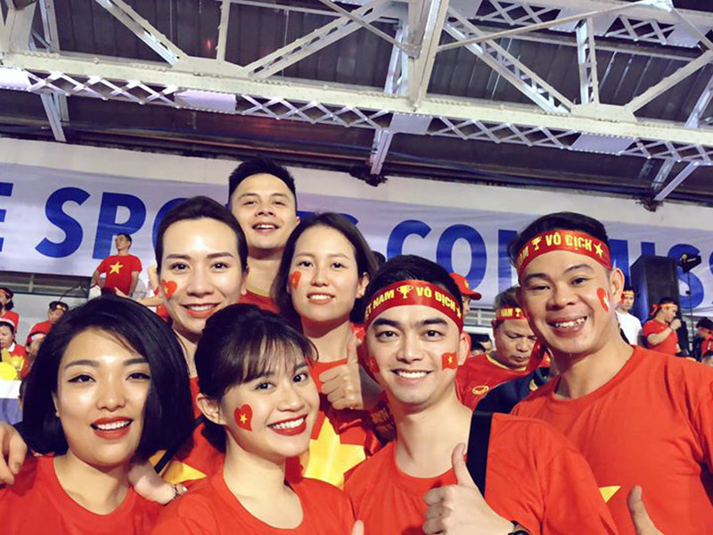 "Nó là sướng nhất, vinh dự được chở hẳn 1 phi cơ vàng về cho đất nước. Sẽ chụp nhiều hình lắm đây", nghệ sĩ Hương Dung chia sẻ.