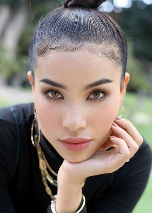 Ở Mỹ, Phạm Hương theo đuổi công việc người mẫu. Ngoài ra, cô còn tham gia trào lưu làm Vlog. Mời quý độc giả xem video "Phạm Hương chia sẻ showbiz chỉ là cuộc dạo chơi của tuổi trẻ". Nguồn VTC