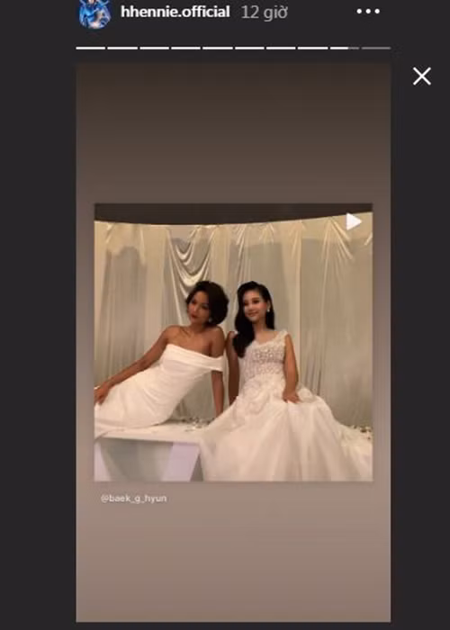 Mới đây, người đẹp có buổi chụp hình cùng Hoa hậu Hoàn vũ Hàn Quốc 2018 - Baek Ji Hyun. Cả hai vốn là bạn cùng phòng khi tham gia Hoa hậu Hoàn vũ Thế giới 2018.