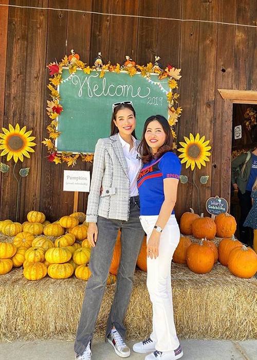 Ở Mỹ, Phạm Hương sống cùng mẹ ruột.