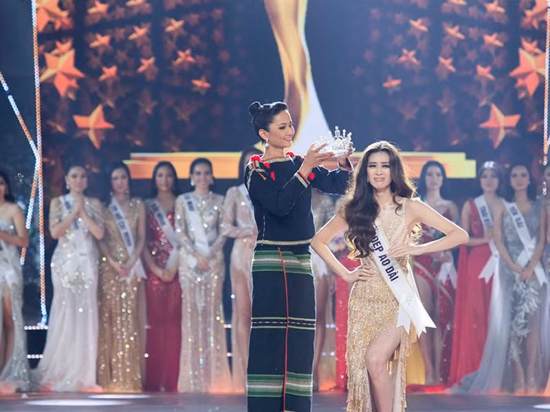 H'hen Niê chính thức hết nhiệm kỳ khi trao vương miện cho tân Hoa hậu hoàn vũ Việt Nam 2019 Nguyễn Trần Khánh Vân.