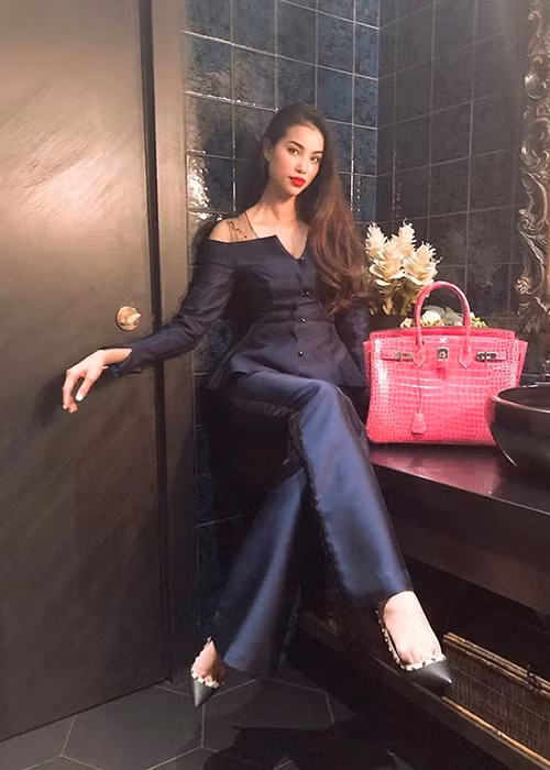 Giống H'hen Niê, Phạm Hương cũng hoàn thành tốt 2 năm nhiệm kỳ tại Hoa hậu Hoàn vũ Việt Nam.