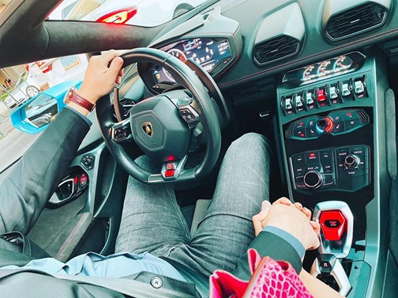 Hiện tại, Phạm Hương vẫn chưa chia sẻ ảnh cận mặt lẫn danh tính bạn trai của mình.