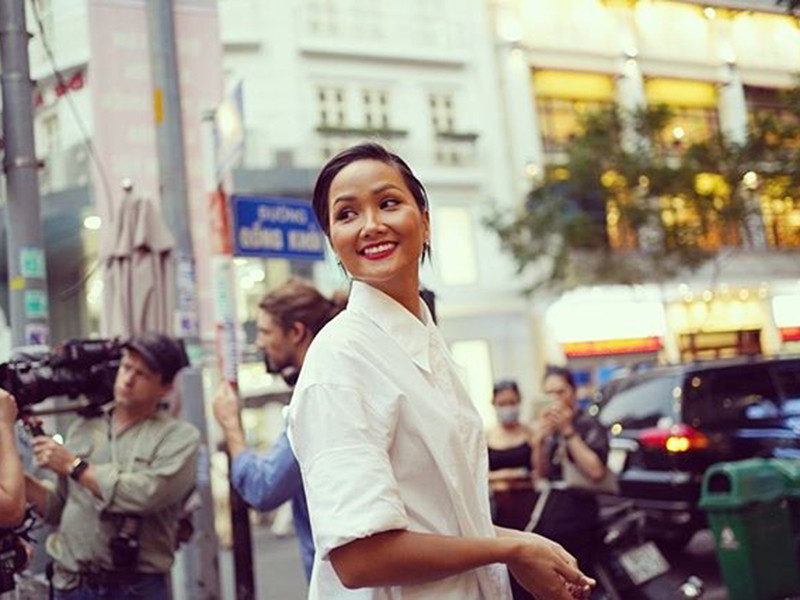 H’hen Niê tiết lộ cô đã chuyển qua nhà mới sau 2 năm sử dụng căn hộ cho ban tổ chức Hoa hậu Hoàn vũ Việt Nam cấp cho hoa hậu đương nhiệm.