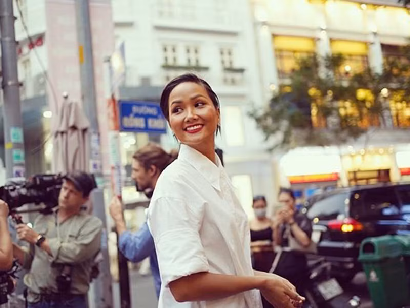 H’hen Niê tiết lộ cô đã chuyển qua nhà mới sau 2 năm sử dụng căn hộ cho ban tổ chức Hoa hậu Hoàn vũ Việt Nam cấp cho hoa hậu đương nhiệm.