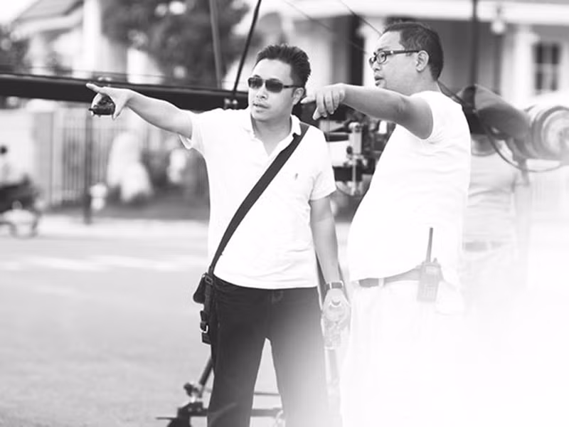 Theo Zing, “Cô dâu đại chiến” của Victor Vũ có doanh thu 37,6 tỷ đồng, "Scandal: Bí mật thảm đỏ” 25 tỷ đồng, "Cô dâu đại chiến 2" 40 tỷ đồng, "Quả tim máu" 86 tỷ đồng, "Scandal: Hào quang trở lại" 50 tỷ đồng, "Tôi thấy hoa vàng trên cỏ xanh" 81 tỷ đồng.