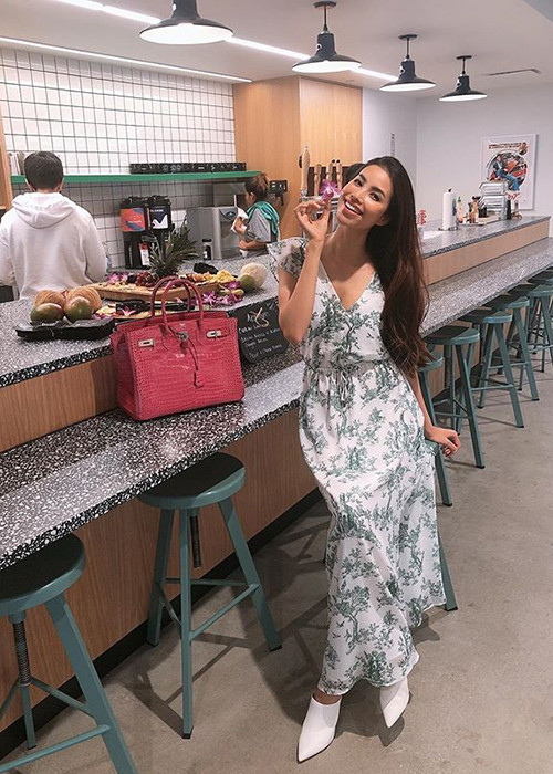 Ở nhà hay đi chơi, Phạm Hương đều xuất hiện với hình ảnh trẻ trung, sành điệu.