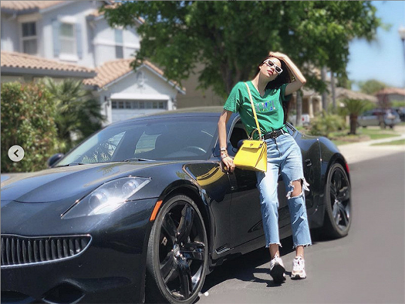 Phạm Hương luôn xuất hiện với hình ảnh sang chảnh cùng các siêu xe đắt đỏ.