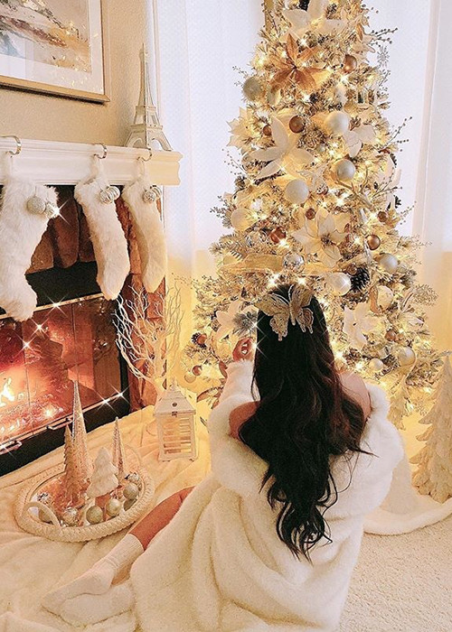 Giáng sinh năm nay, người đẹp đã tự tay trang trí nhà cửa.