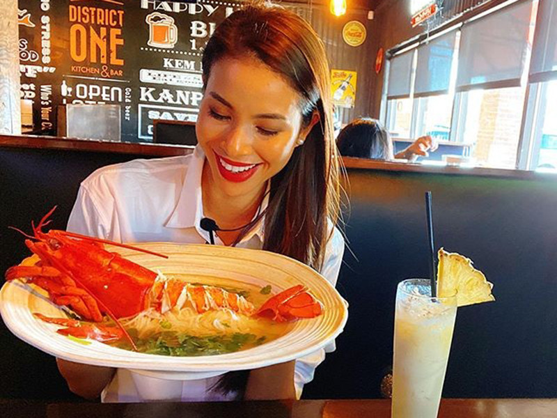 Từ Mỹ, Phạm Hương còn khoe những bữa ăn sang chảnh.