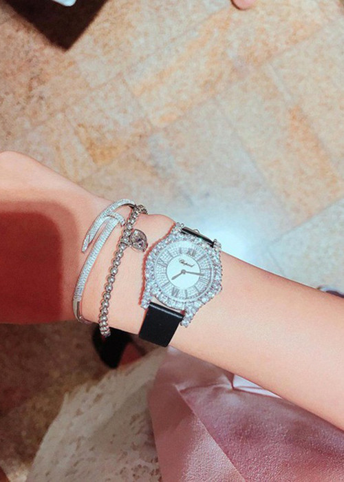 Chân dài sinh năm 1991 còn sở hữu bộ sưu tập đồng hồ, nhẫn kim cương bạc tỷ.