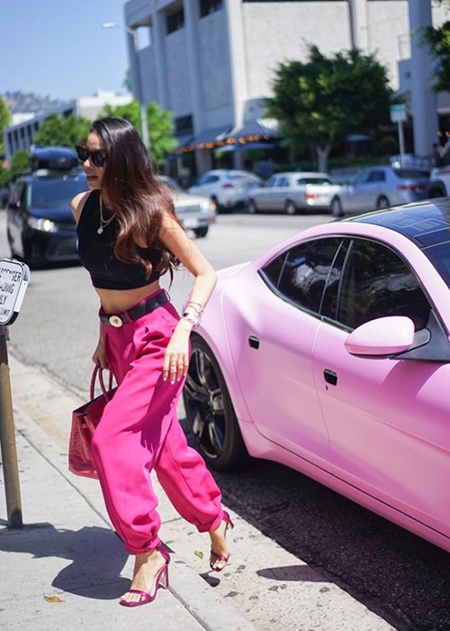 Người đẹp đến từ Hải Phòng sở hữu siêu xe màu xanh, hồng, đen.