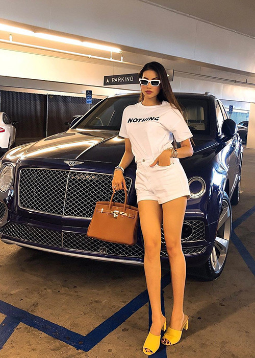 Nàng Hoa hậu Hoàn vũ Việt Nam 2015 thường xuyên tự mình cầm lái siêu xe ở Mỹ.