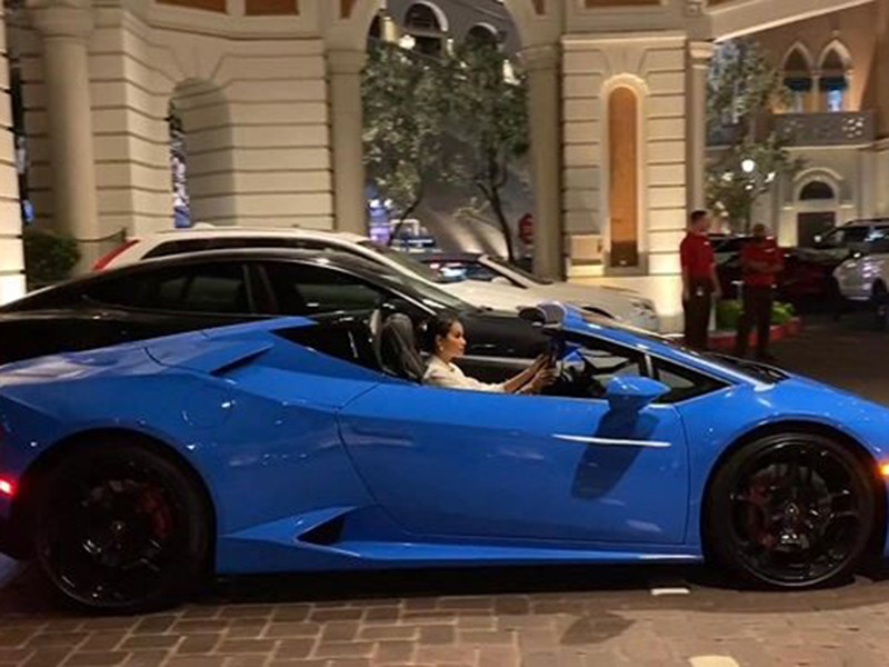 Hoa hậu Phạm Hương khoe không ít siêu xe chỉ trong 1 năm qua.