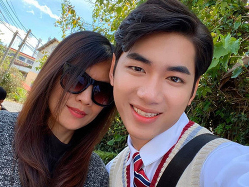 K-ICM từng chia sẻ trên Saostar, mẹ nuôi luôn bảo vệ anh những lúc đi diễn bị fan bao vây quá đông hay chăm sóc cho anh và Jack từ bữa ăn, giấc ngủ, giặt giũ quần áo.